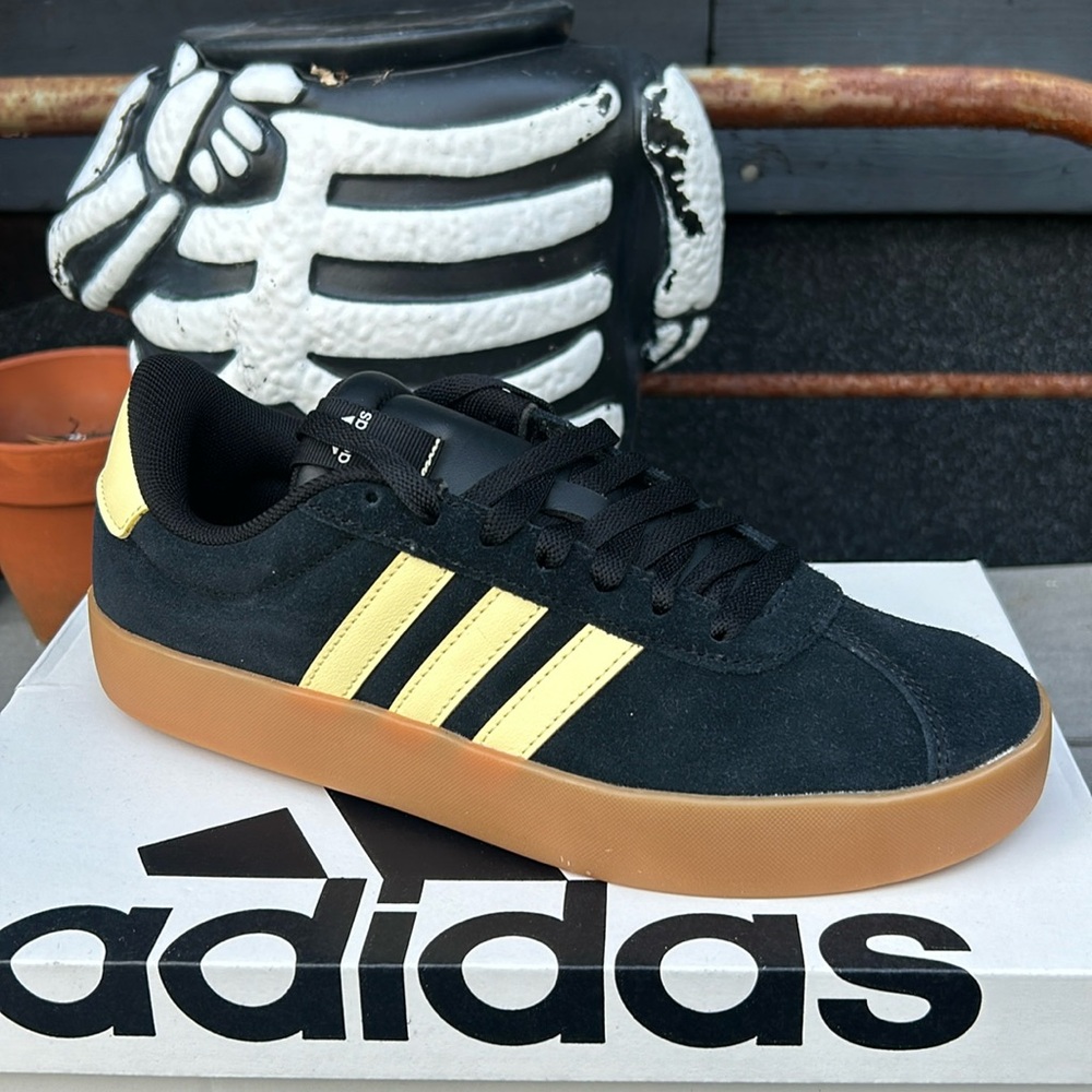 Adidas VL COURT 3.0 size 6 1/2